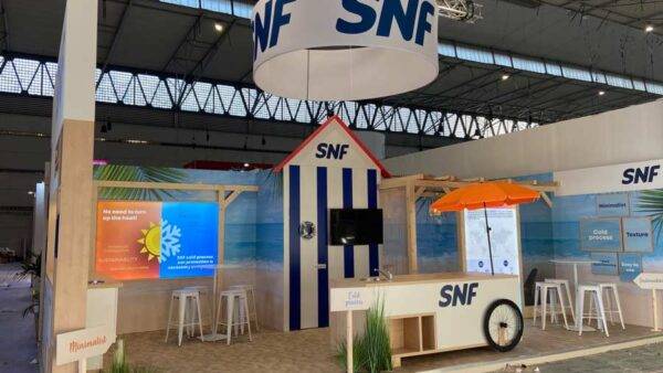 Stand SNF les pieds dans le sable au salon InCosmetics de Barcelone en 2023