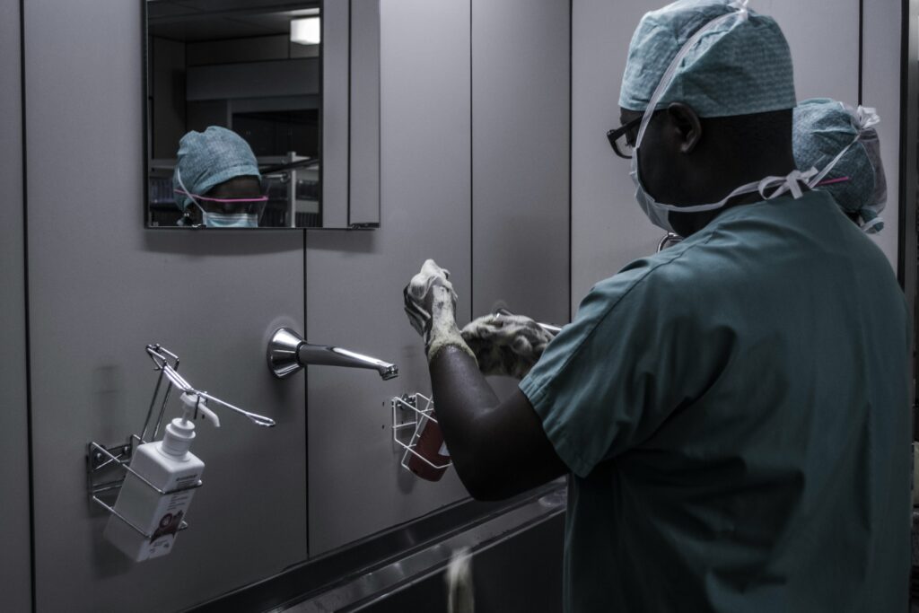 médecin entrain de se laver les mains